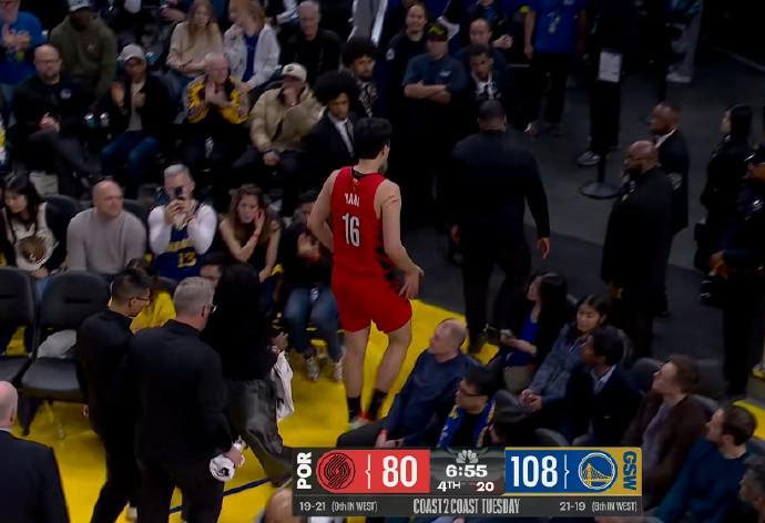 九游体育官网-幸无大碍！杨瀚森后脑被撞后经短暂检查重返球场继续比赛